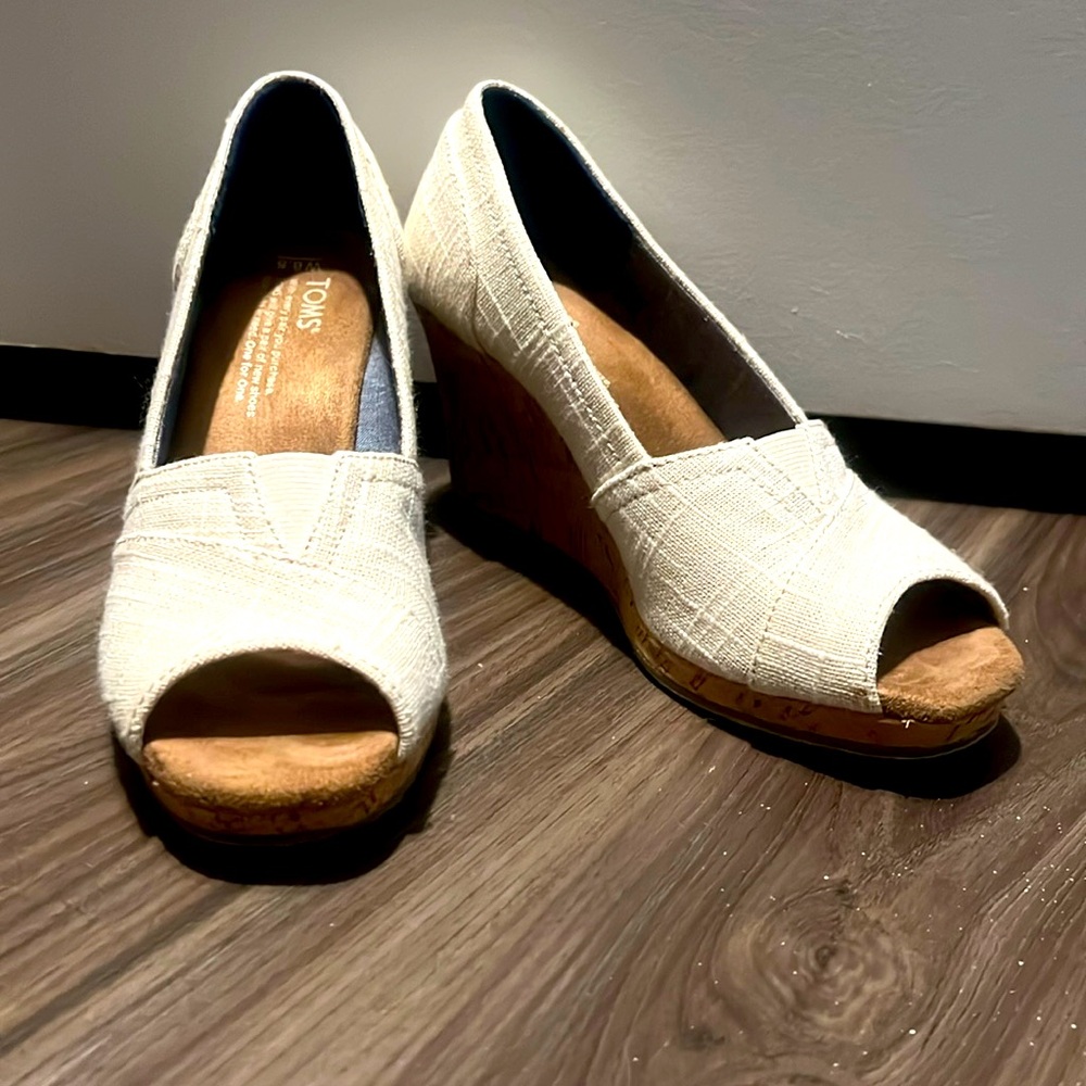 TOMS Shoes Wedge Sandals Beige Peep Toe Womens Casual Summer Neutral Size 6